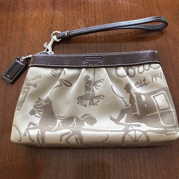 Coach classic zipper wristlet with horse and carriage design and leather strap - Picture 1 of 5
